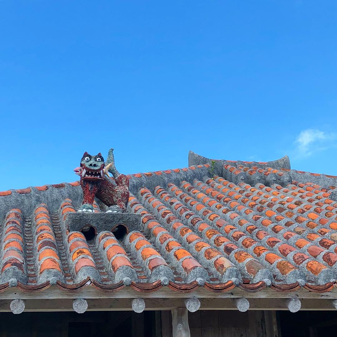 Fraumagazine 石垣島 から高速フェリーで10分 古き良き沖縄の原風景が残る 竹富島 へ 琉球赤瓦の屋根の上から集落を見守るのは 個性的な シーサー たち 詳細はfr Wacoca Japan People Life Style