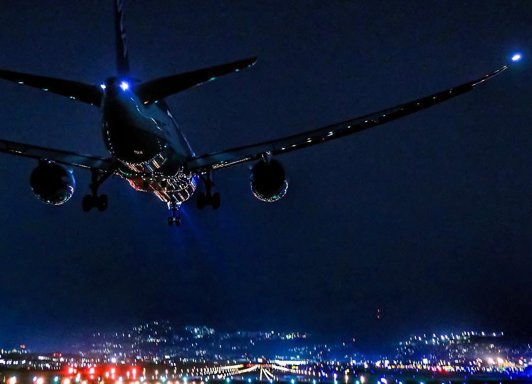 Ana まばゆい光に照らされて Photo Aki 0819 ソラマニ ヒコーキ 夜の空港 夜空 飛行機 千里川 夜景 伊丹空港 キラキラ Wacoca