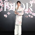 「ディオール（Dior）」の メンズ アーティスティック ディレクター、キム・ジョーンズによる2シーズン目、そしてメンズファッション史上において初となるプレフォ...