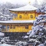 【RETRIP×冬の絶景】
こちらは京都を代表する観光名所の金閣寺。秋の紅葉も美しいですが、雪が降り積もったときには一面の銀世界と金色が溶け込んだ美しい光景が見...