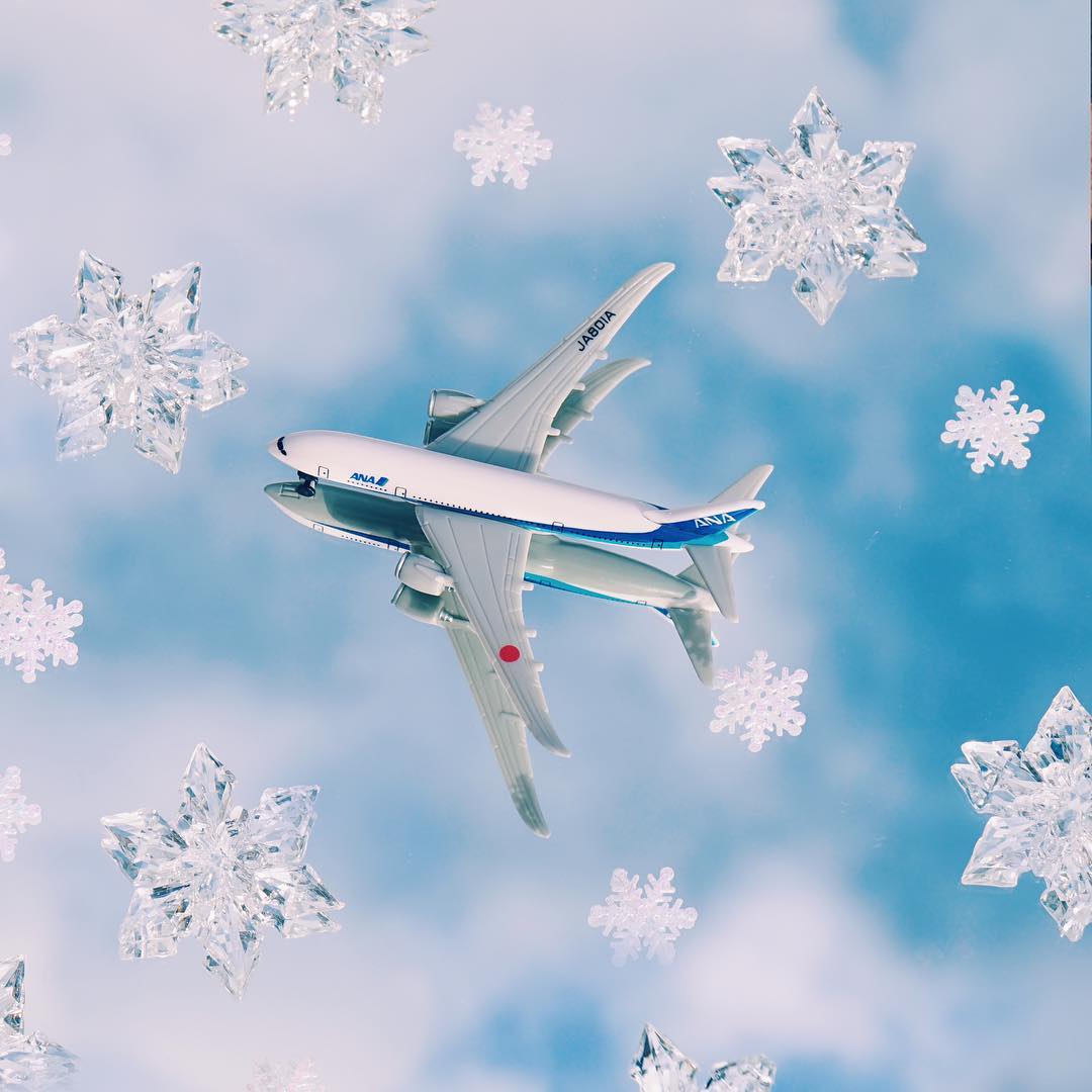 Ana 澄みきった冬空を飛んでいけ Anaタビキブン 冬空 冬 青空 鏡 雪 雪の華 雪の結晶 モデルプレーン 飛行機 ヒコーキ Winte Wacoca Japan People Life Style