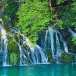 【RETRIP×クロアチア】
クロアチアにある「プリトヴィッツェ湖群国立公園」をご存知ですか？ここは92もの滝で結ばれた16の湖がある自然公園で、たくさんの種類...
