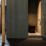 豊かな時間を過ごすためのゲストハウス〈鎌倉はなれ〉。日本家屋の美しい陰影を生かしたその空間に選ばれたのは、〈INAX〉の黒いタンクレストイレ《SATIS》でした...