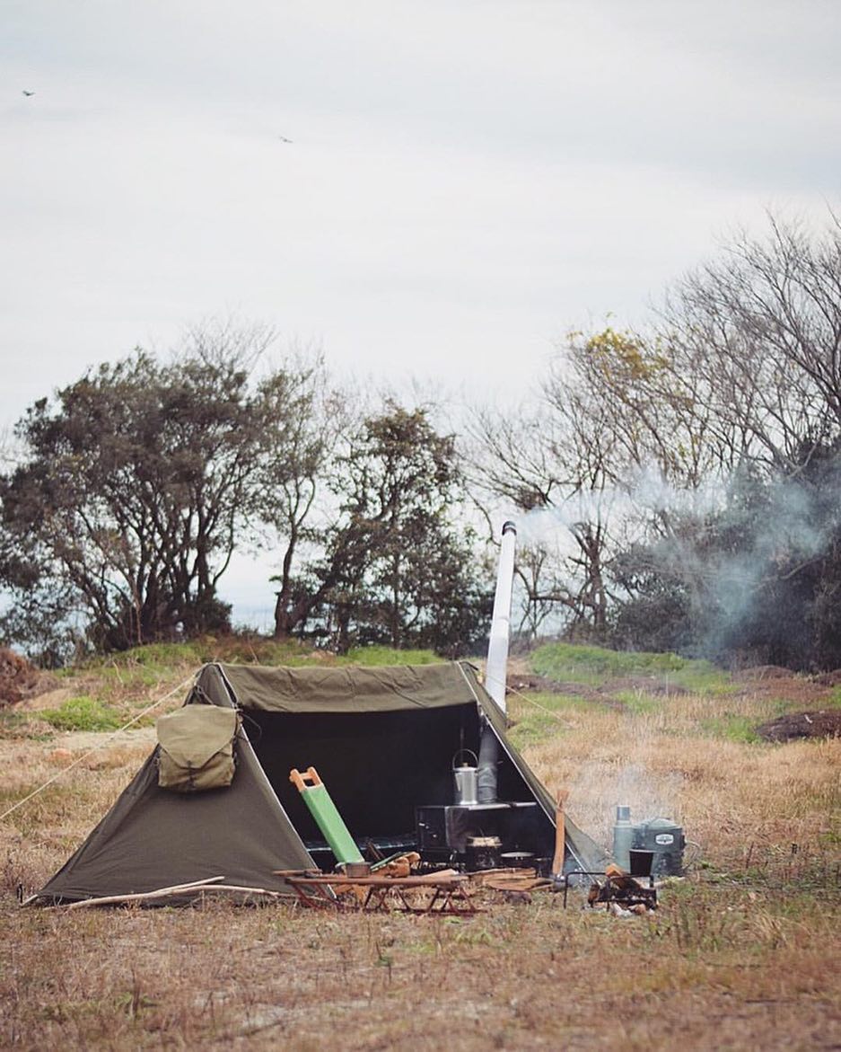 Camphack ソロキャンプで薪ストーブを使うなんてとても贅沢 使用するテントがパップテントのようにコットン生地なら 穴が空く心配も少ないので安心してストーブを使えます 冬キ Wacoca