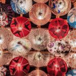 【RETRIP×熊本】
こちらは熊本県山鹿市で開催されている「山鹿灯籠浪漫・百華百彩」。和傘や竹が幻想的にライトアップされた、レトロな街並みを楽しめます。2月の...