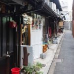 京都の「VOU」を知ったのは何年か前のスナップ特集のとき。四条の路地から移転してしまう前に、多種多様なアーティストの作品を扱うこの店ができるまでのことを聞こうと...
