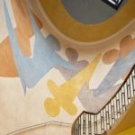【最新号 #バウハウスを知っているか 発売中！】⠀
バウハウスが誕生したヴァイマール校舎には、芸術家のオスカー・シュレンマーが描いた壁画があります。ナチスの影響...