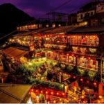 【RETRIP×台湾】
台湾の人気観光スポット「九份」。夜になると綺麗な明かりがともり、幻想的な景色を楽しむことが出来ます。定番ですが、多くの人が訪れる理由が分...