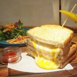【RETRIP×チーズトースト】
名古屋・本山にある「LIBERTY SAND（リバティサンド）」。こちらのお店では、このインパクト抜群のサンドイッチを楽しむこ...