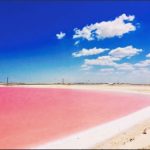 【RETRIP×メキシコ】
こちらの写真、ピンクと青のコントラストがとても美しいですよね！ここは、メキシコにある「ピンクラグーン」。塩田でもあるこちらの湖は、植...