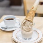 その名は、「ミルコーソフトクリーム」大正3年創業の喫茶店〈珈琲 センリ軒〉のグラスに入ったコーヒー味のソフト。﻿
﻿
コーヒーの苦味と北海道産牛乳の甘さがマッチ...