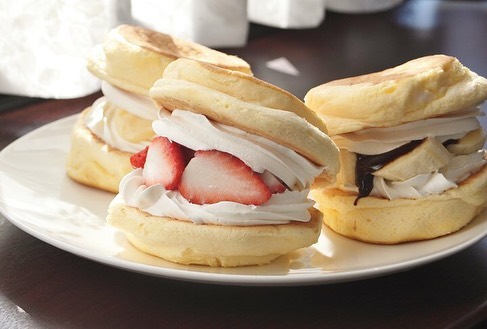 Cotrip ハンバーガーのバンズをパンケーキにしてしまった 日本初のパンケーキバーガー専門店を愛知県碧南市で見つけました パンケーキにいろいろな具材を挟んで楽しむと Wacoca Japan People Life Style