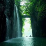 【RETRIP×宮崎県】
こちらは宮崎県にある「高千穂峡（たかちほきょう）」のお写真です。国の名勝、天然記念物にも指定されています。特に有名な「真名井の滝」は高...