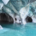 【RETRIP×チリ】
青いマーブル模様が幻想的な洞窟かあるのは、チリとアルゼンチンにまたがるパタゴニア。その見た目から通称「マーブルカテドラル」と呼ばれていま...