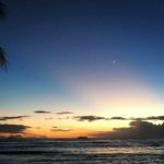 太陽と海があるだけで、#夜明け も#夕焼け もこんなに絵になる#ハワイ #ホノルル ！
#ワイキキ ビーチで波と戯れて、#カピオラニ公園 でくつろいで、ホテルに...