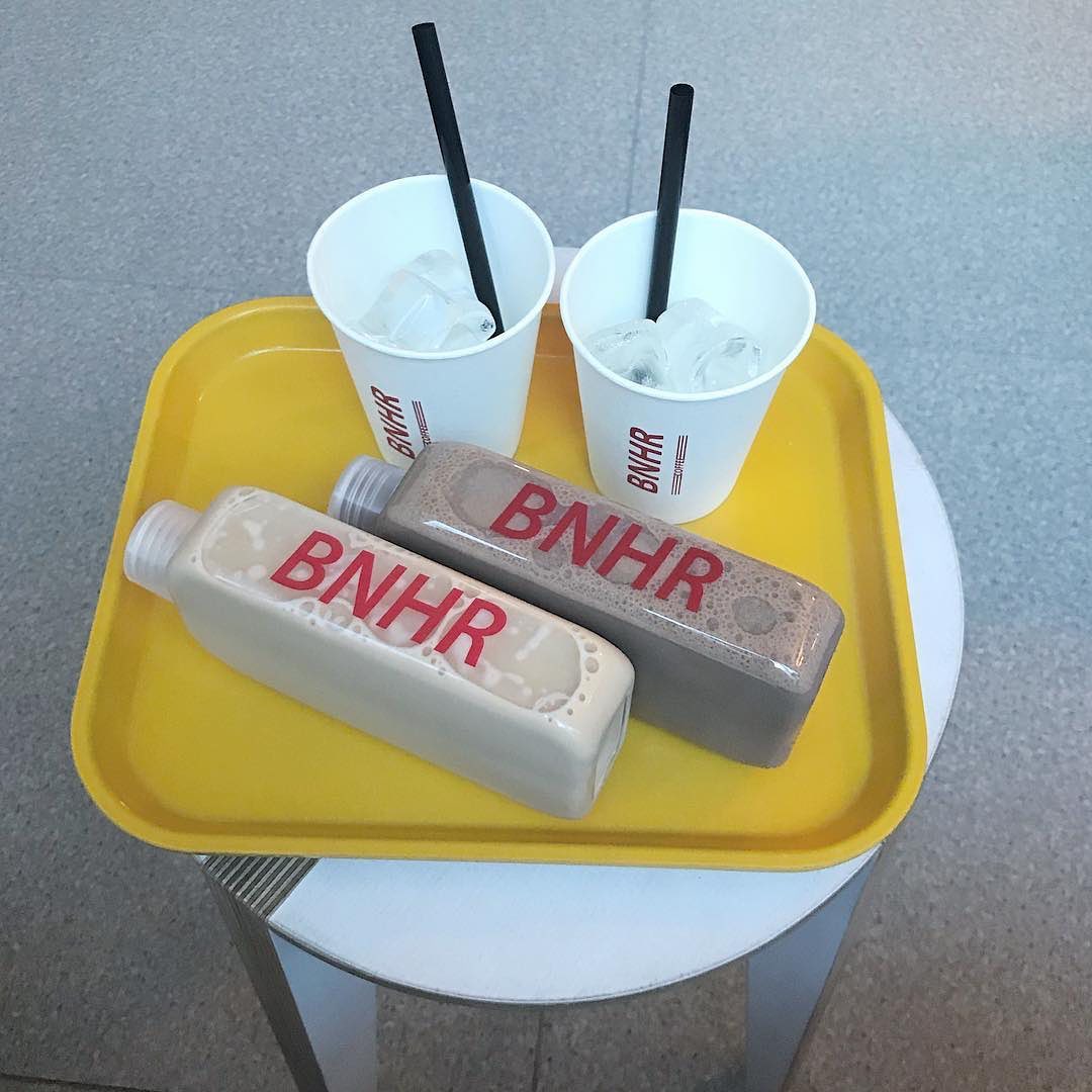 Retrip Korea Retrip 梨泰院カフェ ソウル 梨泰院にある Bnhr はお店のロゴが入ったかわいい ボトルミルクティが飲めるカフェ 店内はシンプルで韓国らしいですよ 赤 Wacoca Japan People Life Style Retrip Korea Retrip 梨泰院カフェ ソウル 梨泰院にある Bnhr はお店のロゴが入ったかわいい ボトルミルクティが飲めるカフェ 店内はシンプルで韓国らしいですよ 赤 Wacoca Japan People Life Style