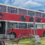 岡山で見つけたカフェ「MONTAGUE」は、のどかな景色の中にぱっと目をひくレトロな赤いバスが目印。﻿
﻿
ロンドンから海を渡ってやってきたロンドンバスの中は、...