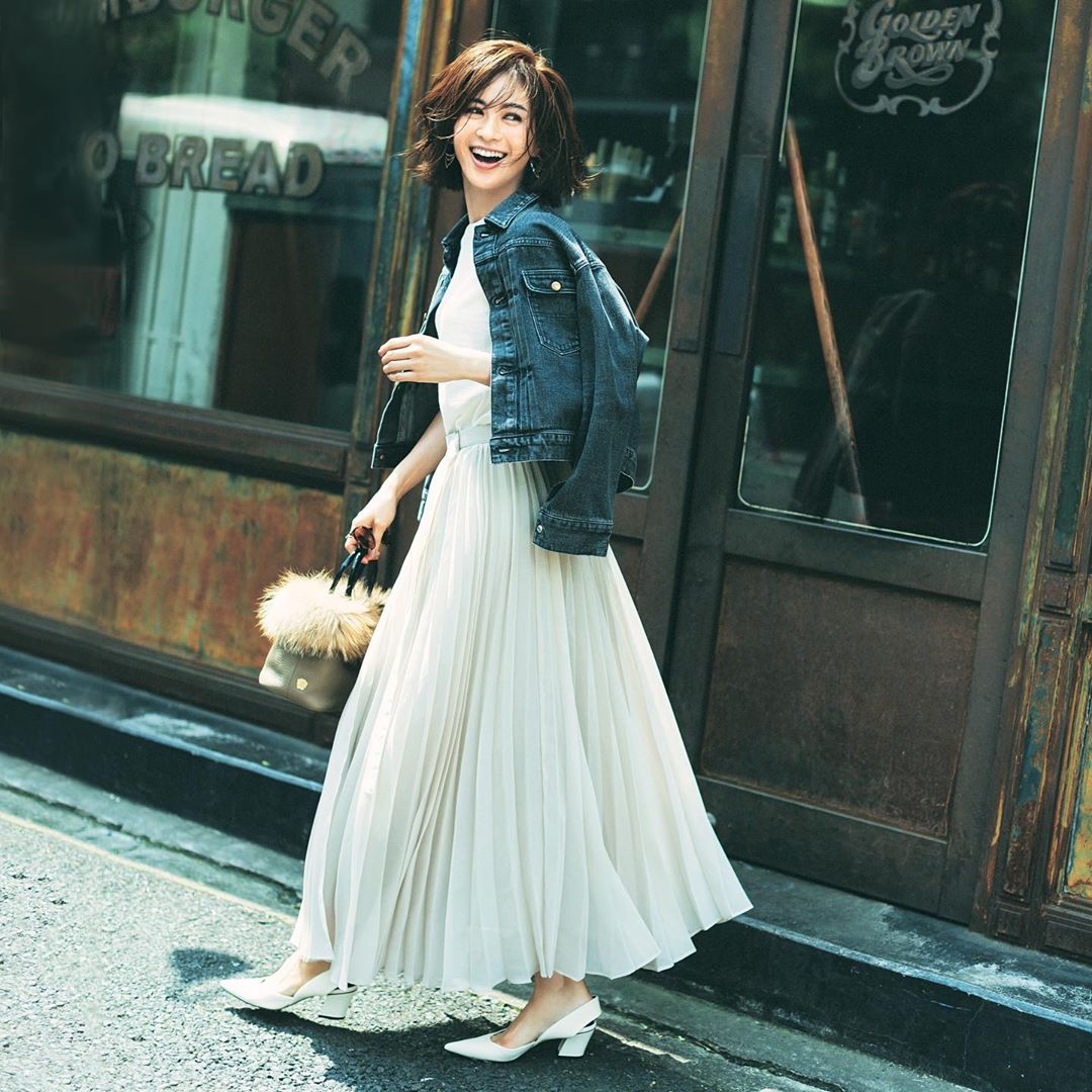 Storymagazine 人気スタイリスト竹村はま子さんと入江未悠さんがともに ずっと いろんなシーンで着回せる と目を付けたエブール Ebure Official のプリーツスカート Wacoca Japan People Life Style
