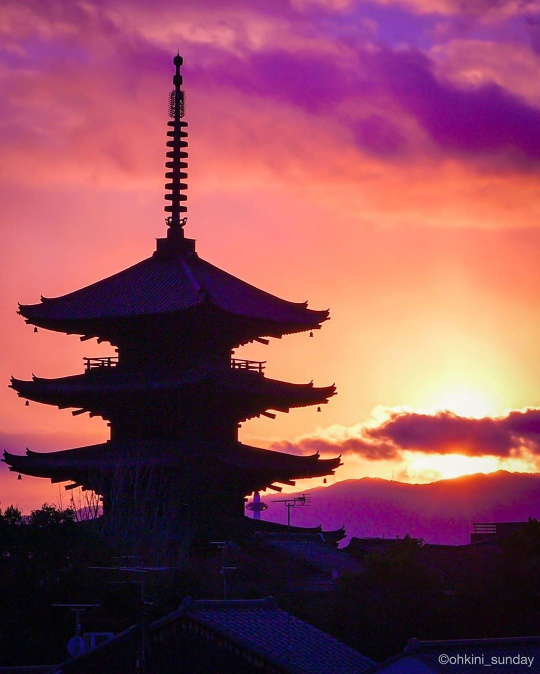 Retrip Kyoto Retrip 京都観光 今回ご紹介するのは 京都の人気観光地 八坂の塔 です 日が暮れた時間帯の夕景は 高台寺側から見ると周辺に高い建物もなくさらに綺麗に Wacoca Japan People Life Style
