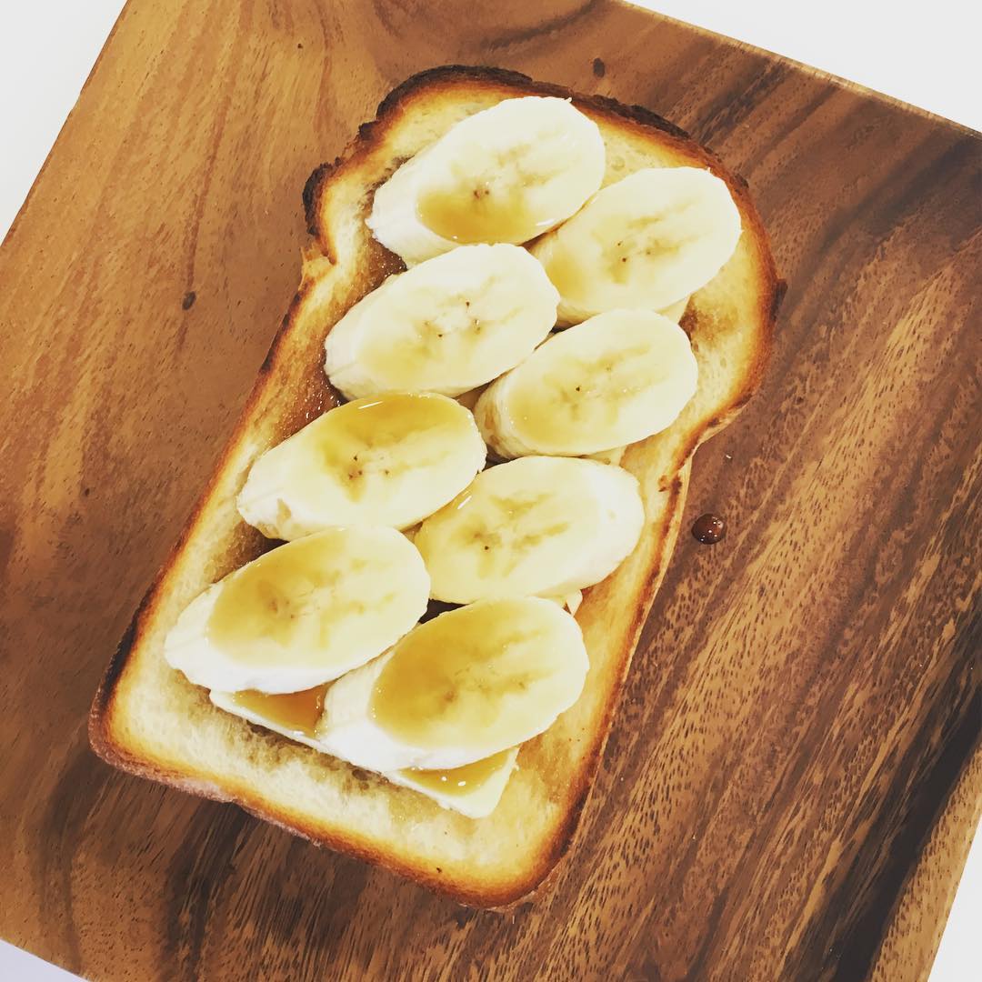 Hanakomagazine 分厚く切った山型食パンを焼き 無塩発酵バターをたっぷりのせ バナナの薄切りをトッピング メープルシロップをかけて完成 めちゃうまの食パンアレンジを教えてくれた Wacoca Japan People Life Style Hanakomagazine 分厚く切った山型食パンを焼き 無塩発酵バターをたっぷりのせ バナナの薄切りをトッピング メープルシロップをかけて完成 めちゃうまの食パンアレンジを教えてくれた Wacoca Japan People Life Style