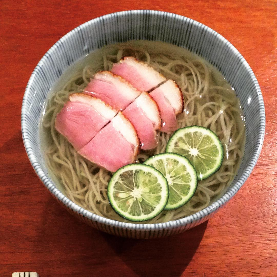 Andpremium 本誌別冊 Kyoto テーマでめぐる 京都 街歩きガイド より 夷川 蕎麦 ろうじな の冷やし鴨南蛮 澄んだダシに 端正な細切りの十割蕎麦 しっとりし Wacoca Japan People Life Style Andpremium 本誌別冊 Kyoto テーマでめぐる 京都 街歩きガイド より 夷川 蕎麦 ろうじな の冷やし鴨南蛮 澄んだダシに 端正な細切りの十割蕎麦 しっとりし Wacoca Japan People Life Style