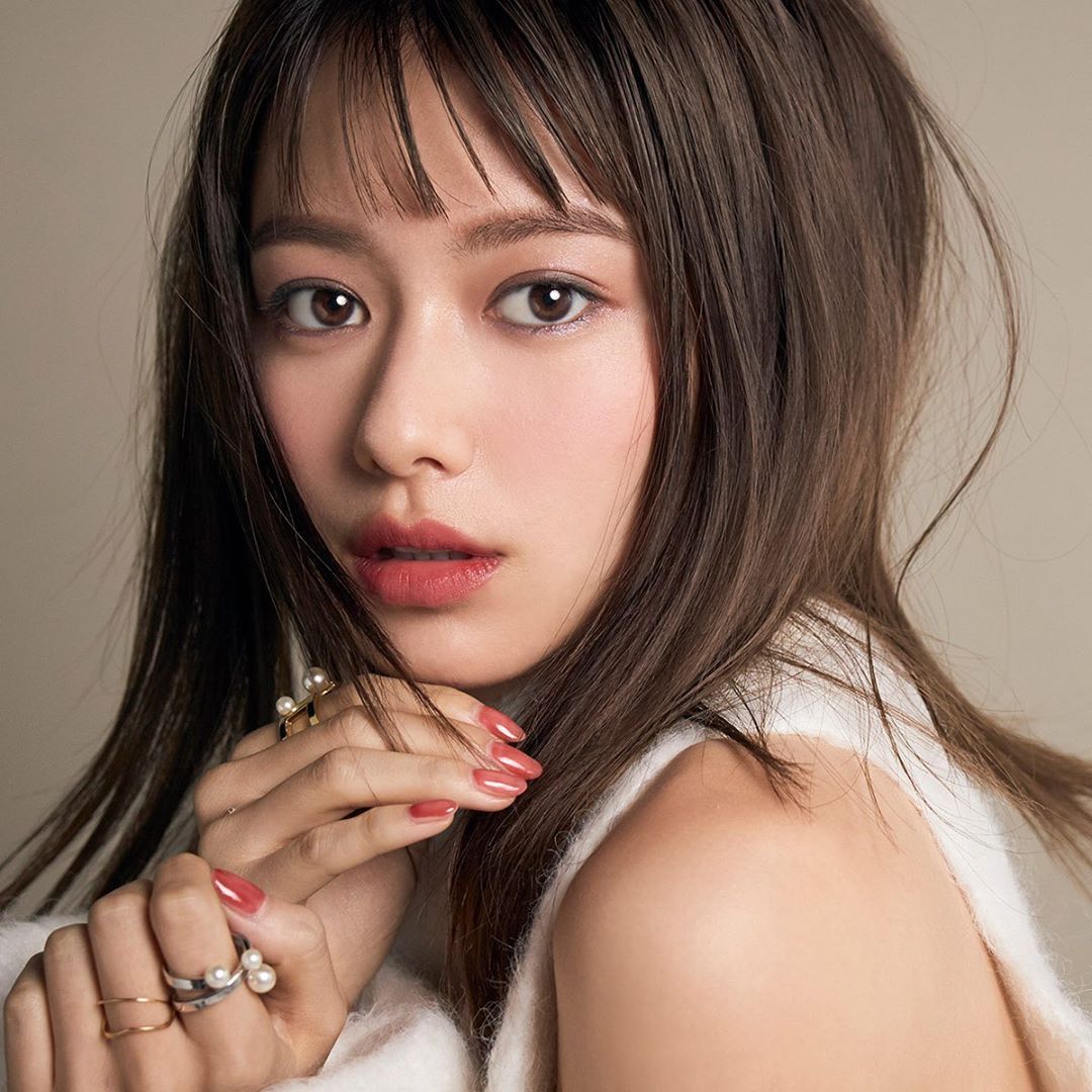MAQUIA 山本舞香がヘビロテの赤リップ 今、気になるのは肌なじみ抜群の透け赤ニュアンス！【山本舞香のBeauty Script