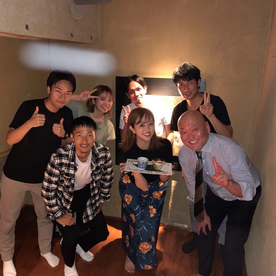 菊地亜美 事務所の部署内で誕生日のお祝いをしてくれました 男ばかりのチーム 唯一の女性マネージャーさんは私を担当してくれてる方 そこから時計回りに周りに もう一人担当 Wacoca 菊地亜美 事務所の部署内で誕生日のお祝いをしてくれました 男ばかりのチーム 唯一の女性マネージャーさんは私を担当してくれてる方 そこから時計回りに周りに もう一人担当 Wacoca