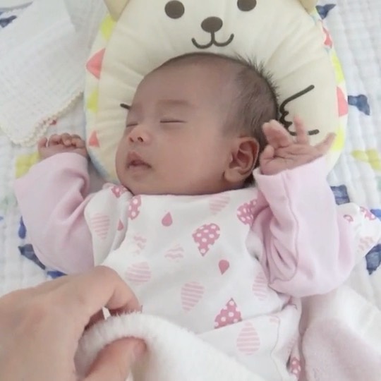 伊藤春香 _ はあちゅう 赤ちゃんの時期にしか見られない﻿ 「モロー反射」の動画が撮れました。﻿ ﻿ 手をばんざいみたいに広げて﻿