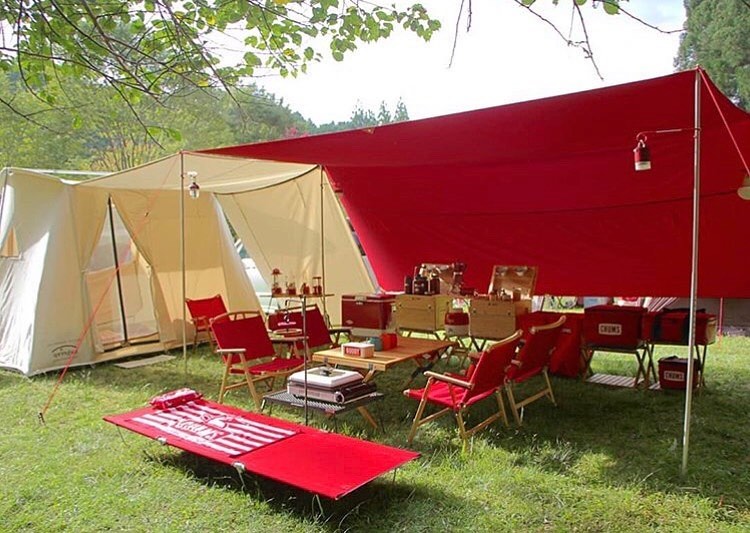 Hinataoutdoor Nono Kantaさんのpic 赤色を基本としたレイアウトに カーカムのテントを連結させたスタイル 素敵な色の組み合わせが サイトをよりおしゃれに見せ Wacoca Japan People Life Style