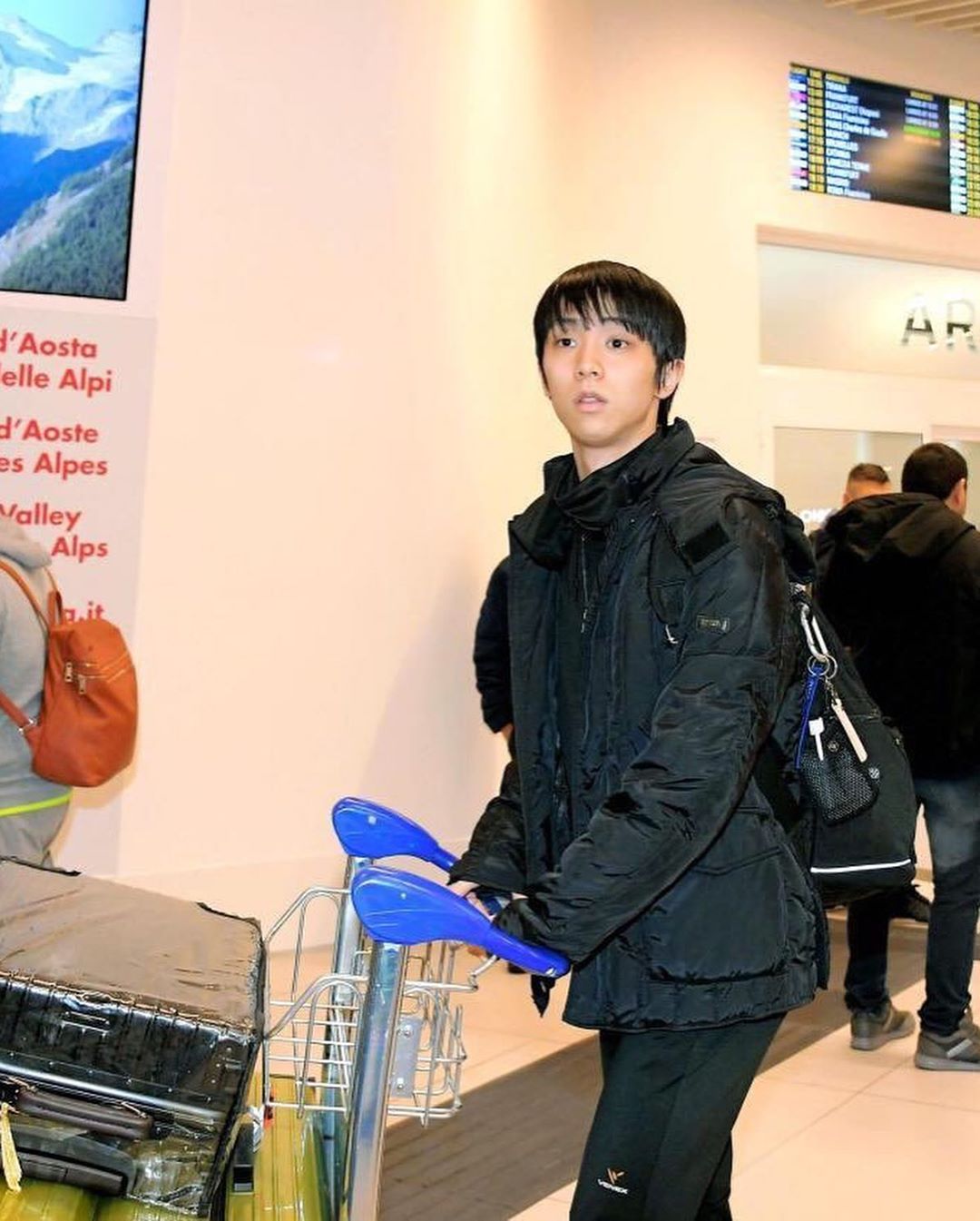 @羽生結弦: > フィギュアスケートのGPファイナル(5日開幕)へ向け、五輪2連覇の羽生結弦(24)=ANA=が3日、トリノ空港へ到着した。「やるべきことはしっかりやってき…