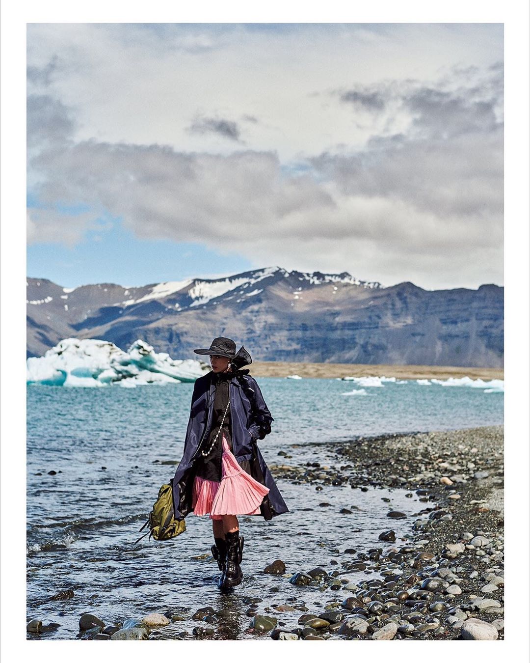 Voguejapan 本日発売の Vogue Japan 2月号のカバーガール を務めたモデル 母 ミューズなど多くの顔を持つイリーナ シェイク 雄大な自然を望むアイスランドを舞台に撮 Wacoca