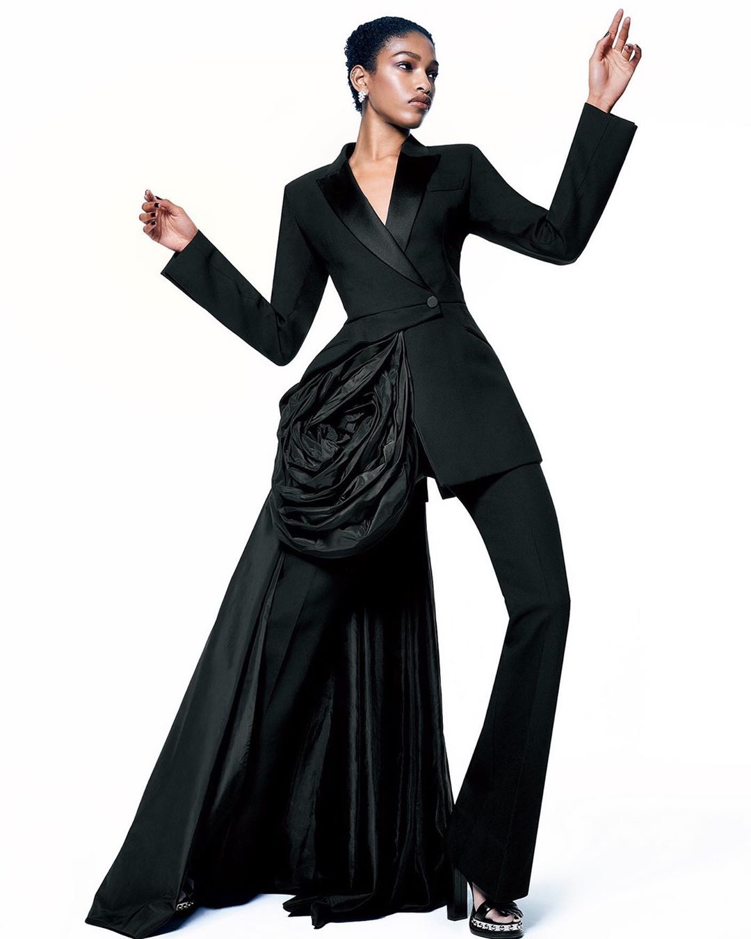 Voguejapan 女性の身体のラインに美しく寄り添う極上のテーラリングと装飾美を放つ繊細なディテール 女性 たちに自信を与えるラグジュアリーなタキシードスーツの着こなしを発売中の1 Wacoca Japan People Life Style Voguejapan 女性の身体のラインに美しく寄り添う極上のテーラリングと装飾美を放つ繊細なディテール 女性 たちに自信を与えるラグジュアリーなタキシードスーツの着こなしを発売中の1 Wacoca Japan People Life Style