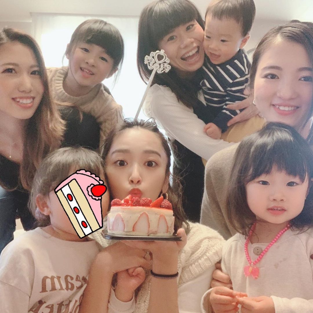 近藤千尋 今日は代最後の日でした 大学時代からの大親友3人が お祝いしてくれました 代は本当に色々な経験をさせてもらいました この職業をさせてもらって もう10年 Wacoca Japan People Life Style