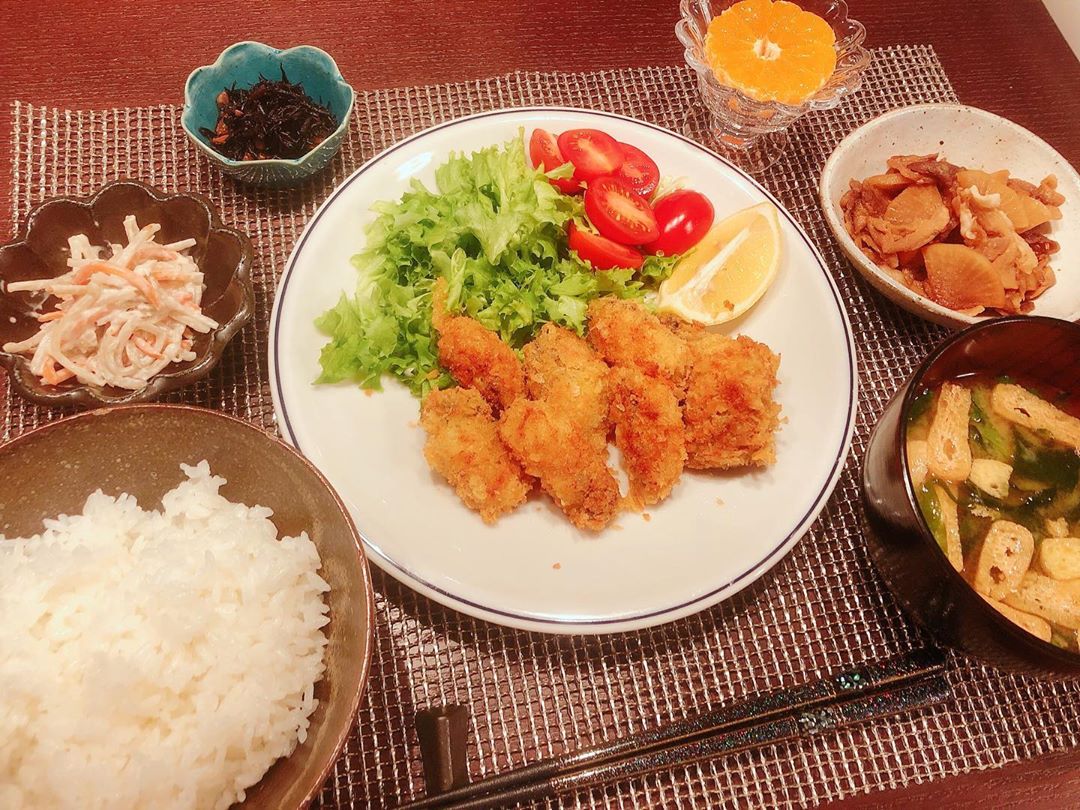 丸高愛実 いつの日かのごはん カキフライ 豚バラ大根 ひじきの煮物 ゴボウのマヨ和え ごはん ワカメと油揚げの味噌汁 みかん 丸高ごはん Wacoca