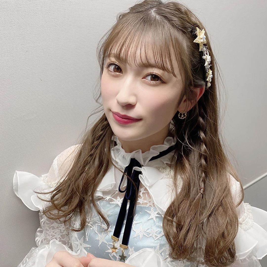 吉田朱里 CDTV . 髪型は前髪を少し混ぜた サイド編み込み。 この髪型は巻髪に何か少し加えたい時によくやります！ . メイクは