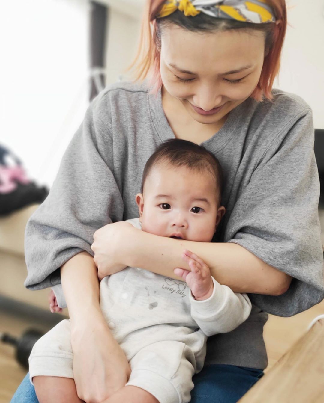 伊藤春香 はあちゅう 母の腕の味がだいぶ好きらしい 笑 日常 生後4ヶ月 男の子ベビー 赤ちゃん 部屋着 明日で生後150日 赤ちゃんのいる生活 赤ちゃんの Wacoca Japan People Life Style