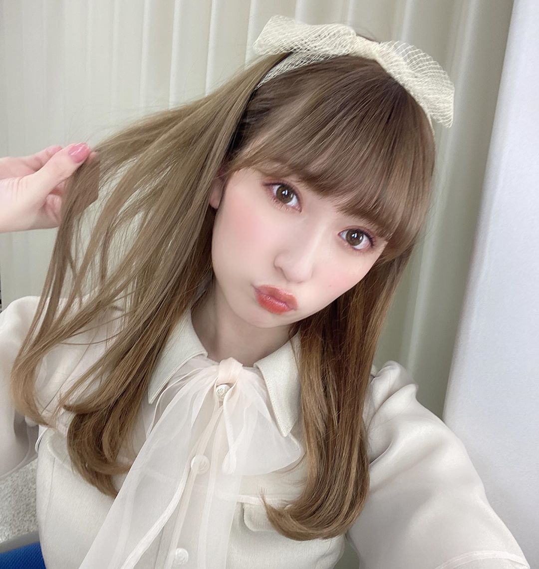 吉田朱里 今日はストレート毛先内巻きに 前髪ぱっつんで大きなリボンを カチューシャ風につけました この髪飾りはいつもポニーテールの時につけるリボンなんだけど カチュー Wacoca Japan People Life Style 吉田朱里 今日はストレート毛先内巻きに 前髪ぱっつんで大きなリボンを カチューシャ風につけました この髪飾りはいつもポニーテールの時につけるリボンなんだけど カチュー Wacoca Japan People Life Style