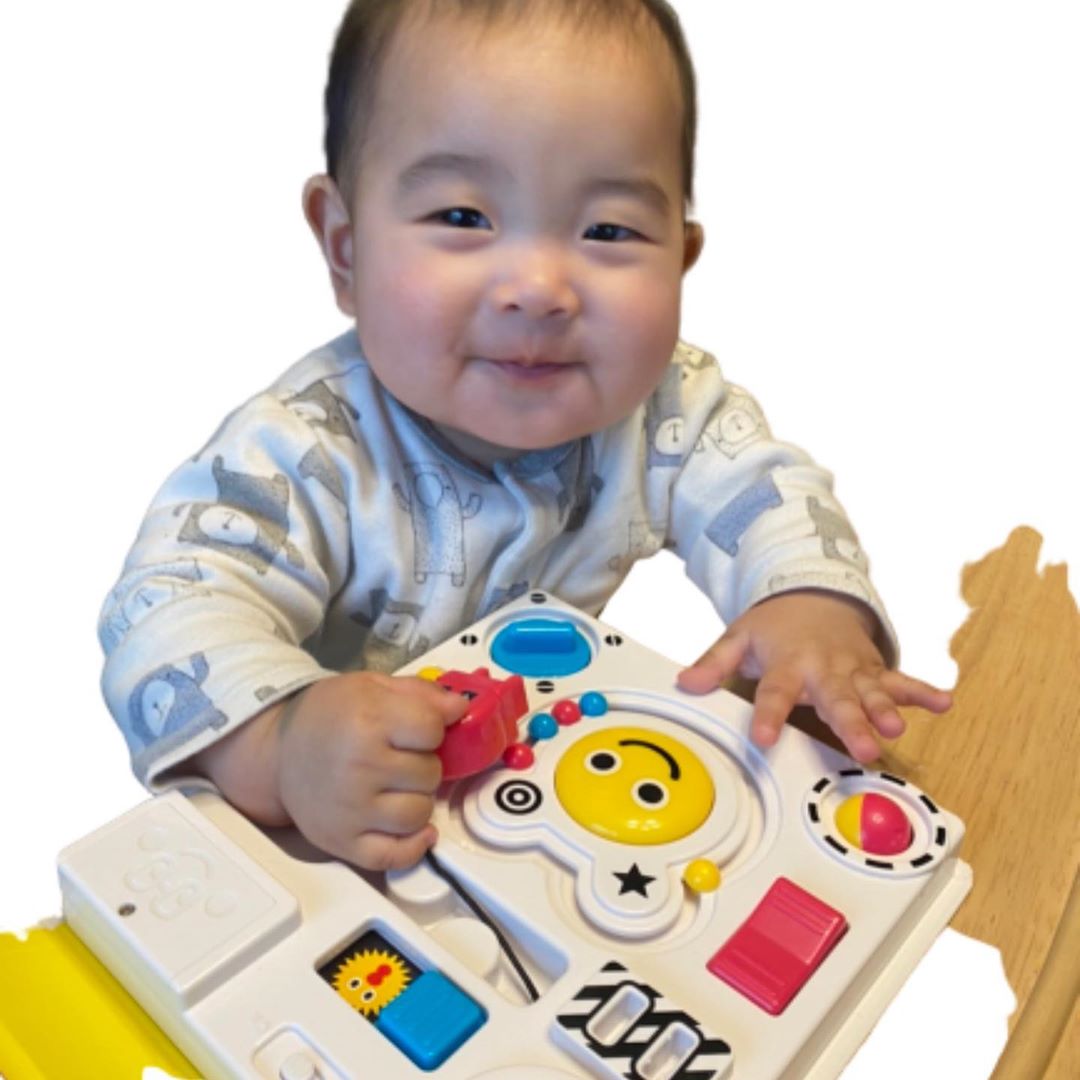 伊藤春香 はあちゅう コメント欄で教えてもらって買った コンセントのおもちゃ 絵本 きにいってるみたい おうち時間 生後6か月 赤ちゃんのいる暮らし いっぱいスイッ Wacoca