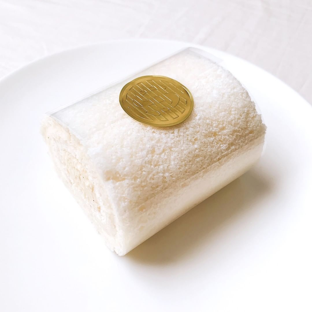 @SPURMagazine: #資生堂パーラー で白いロールケーキを発見！ 清廉とした佇まいに目を奪われ思わず購入してしまいました。生地も