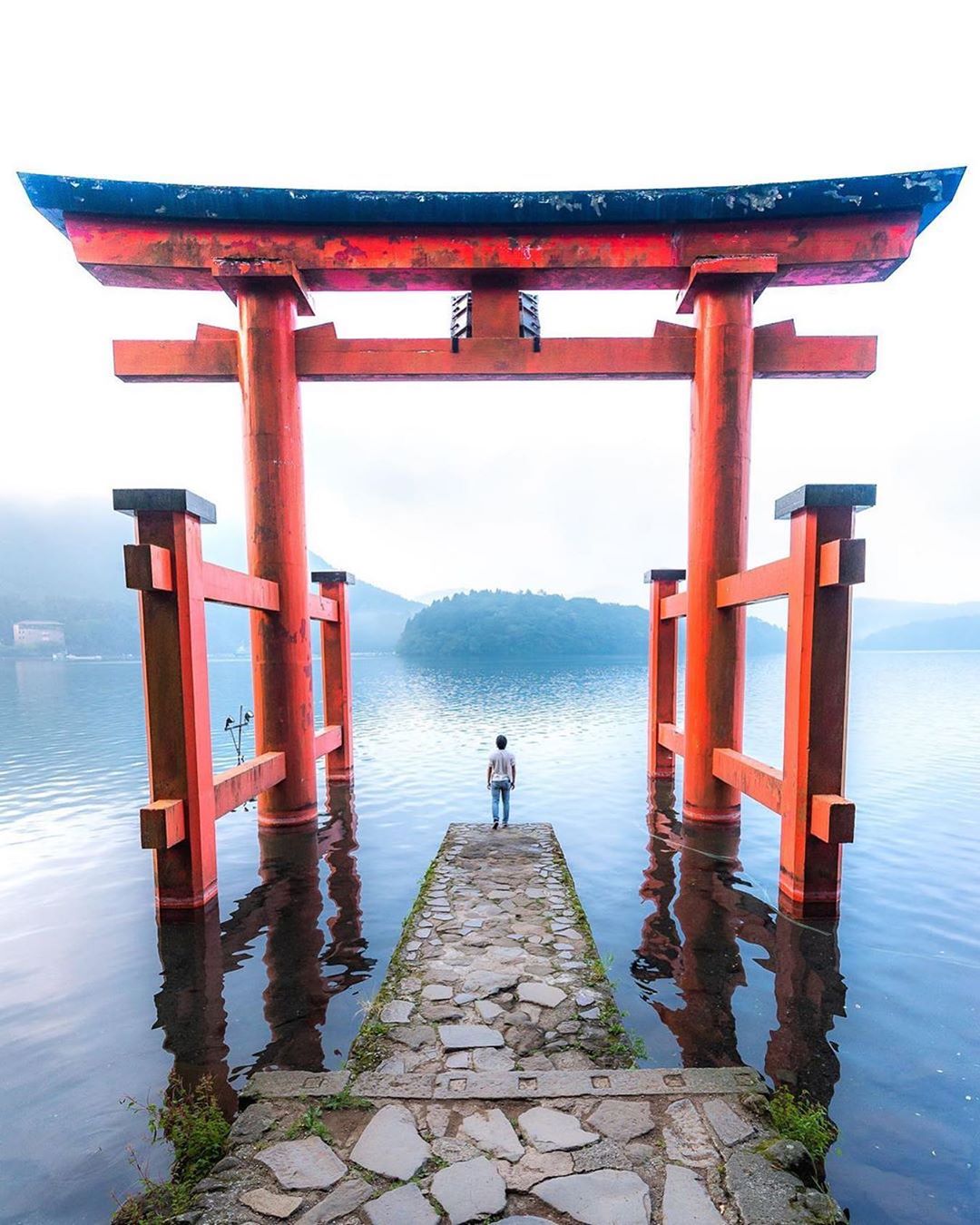 Retrip News Retrip 箱根 神奈川県の箱根町といえば 温泉街や様々な自然の絶景が人気の観光地ですよね こちらは芦ノ湖のほとりにある箱根神社の 平和の鳥居 です 神秘 Wacoca Japan People Life Style