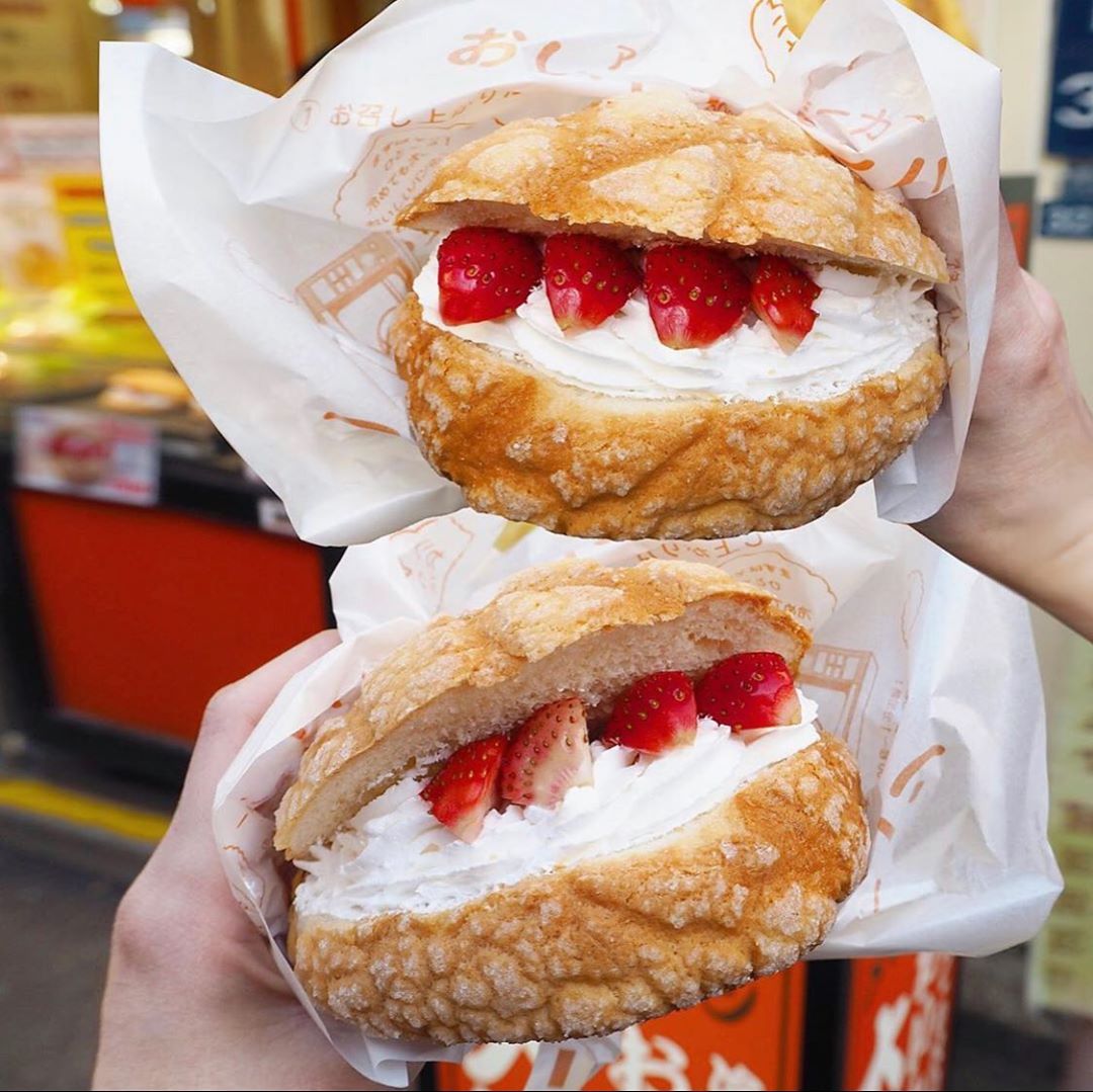 Retrip Gourmet Retrip 東京 こちらは東京 浅草にある アルテリア ベーカリー です 浅草の食べ歩きスイーツ として大人気のメロンパンに なんと苺とホイップクリームを入 Wacoca Japan People Life Style