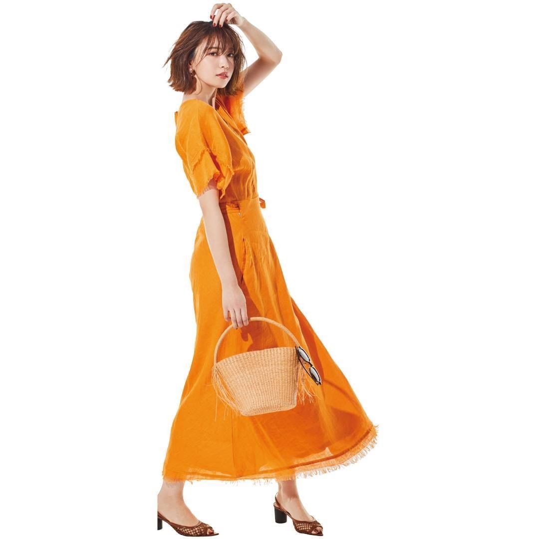 Baila 今日のコーデ 6月6日 土 夏の日差しに似合うハッピーなムードのオレンジワンピース 着ているだけで元気になれそうなオレンジは大ぶりピアスやメッシュサンダル Wacoca Japan People Life Style
