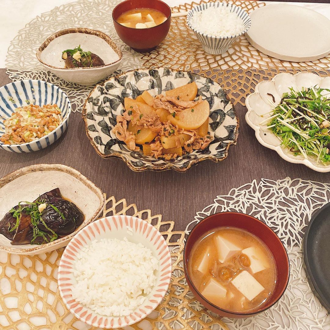 菊地亜美 おうちごはん 大根と豚バラの煮物 茄子の揚げ浸し 水菜サラダ 豆腐となめこのお味噌汁 ねぎ納豆 お味噌汁になめこは昔から大好き あみずきっ Wacoca Japan People Life Style