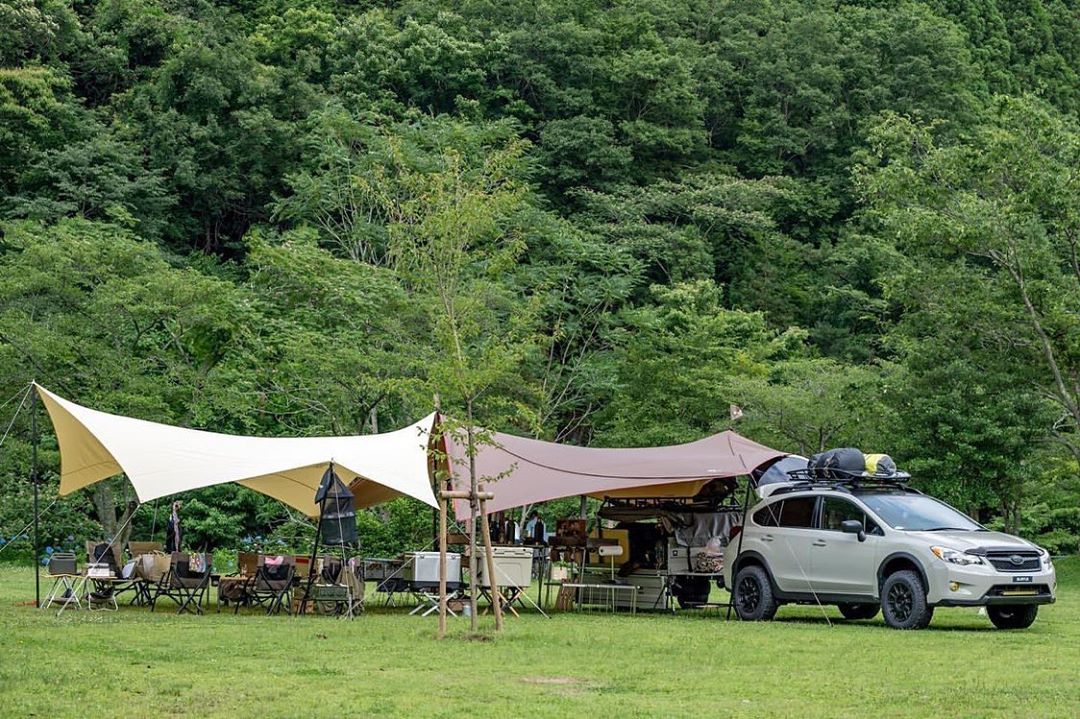 Camphack 車を起点にタープを二連結 大屋根が確保でき 雨の日のキャンプでも快適に過ごせる設営です From Camp Hack Camp Hackであなたの Wacoca Japan People Life Style