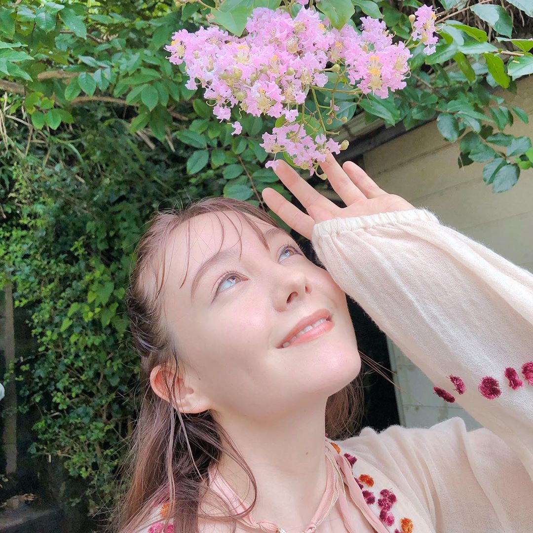 トリンドル玲奈 なんて可愛いお花なんだ Wacoca Japan People Life Style トリンドル玲奈 なんて可愛いお花なんだ Wacoca Japan People Life Style