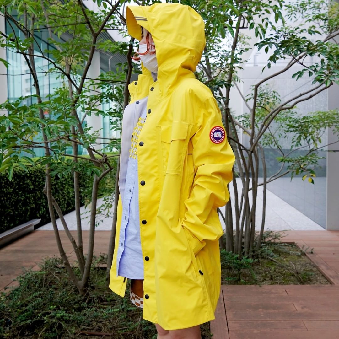 @SPURMagazine: 幸せの黄色いレインコートの話。 長かった梅雨、どれだけこのコートに助けられたか分かりません。フードに短いブリムが