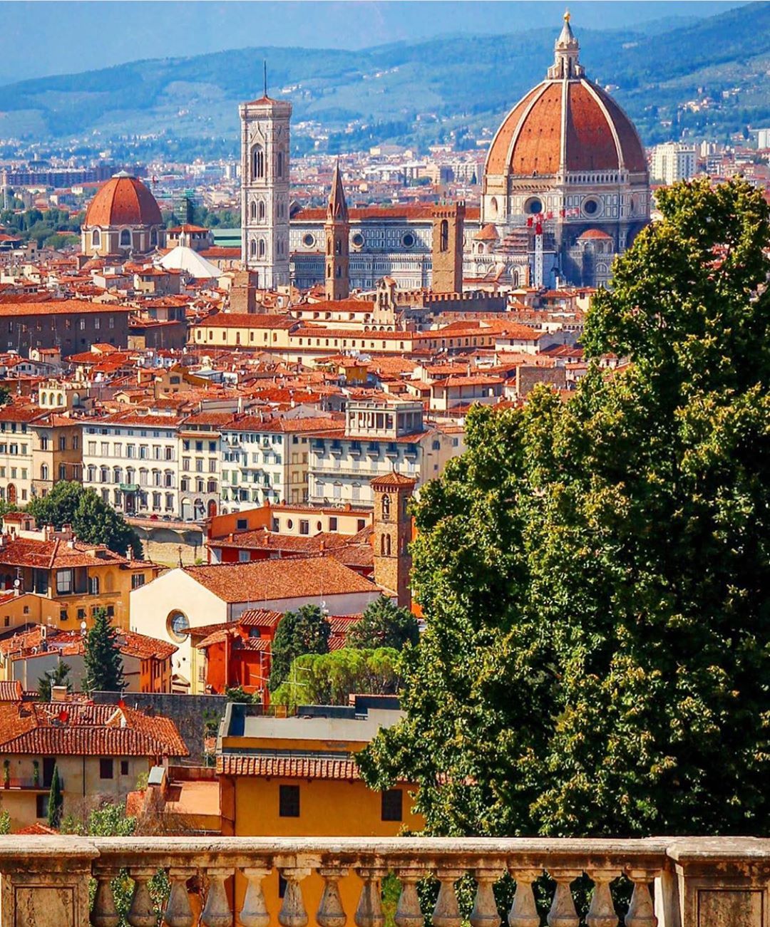 @RETRIP Global: 【RETRIP×イタリア】イタリア「フィレンツェ」は芸術と歴史に溢れるレトロな街です。赤いレンガが特徴的な街並みは街まるごと世界遺産に登録されています。ルネサ…