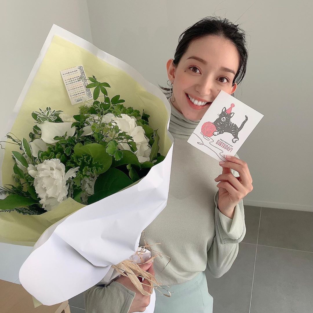 Baila 1日遅れてしまったけど 撮影の後にみんなで松島花ちゃん Hana Matsushima Official のお誕生日をお祝いしました みんなの寄せ書きは猫 Wacoca Japan People Life Style Baila 1日遅れてしまったけど 撮影の後にみんなで松島花ちゃん Hana Matsushima Official のお誕生日をお祝いしました みんなの寄せ書きは猫 Wacoca Japan People Life Style