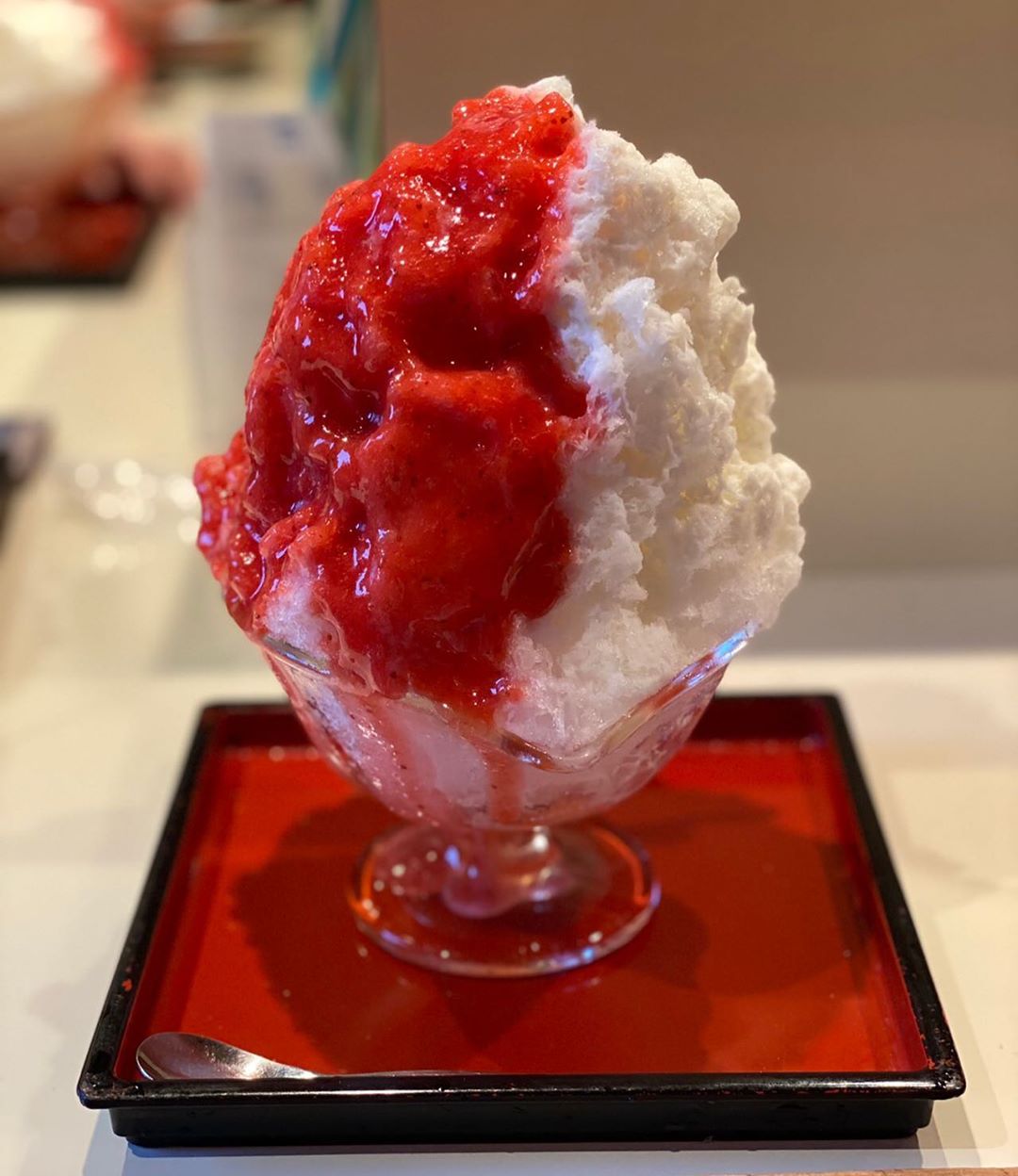 Voguejapan とっておきのギルティプレジャー 東京 谷中の老舗かき氷店 ひみつ堂 のひみつのいちごみるくをご紹介 果実のみを使用した 自家製シロップ 氷蜜 をトローっと Wacoca Japan People Life Style