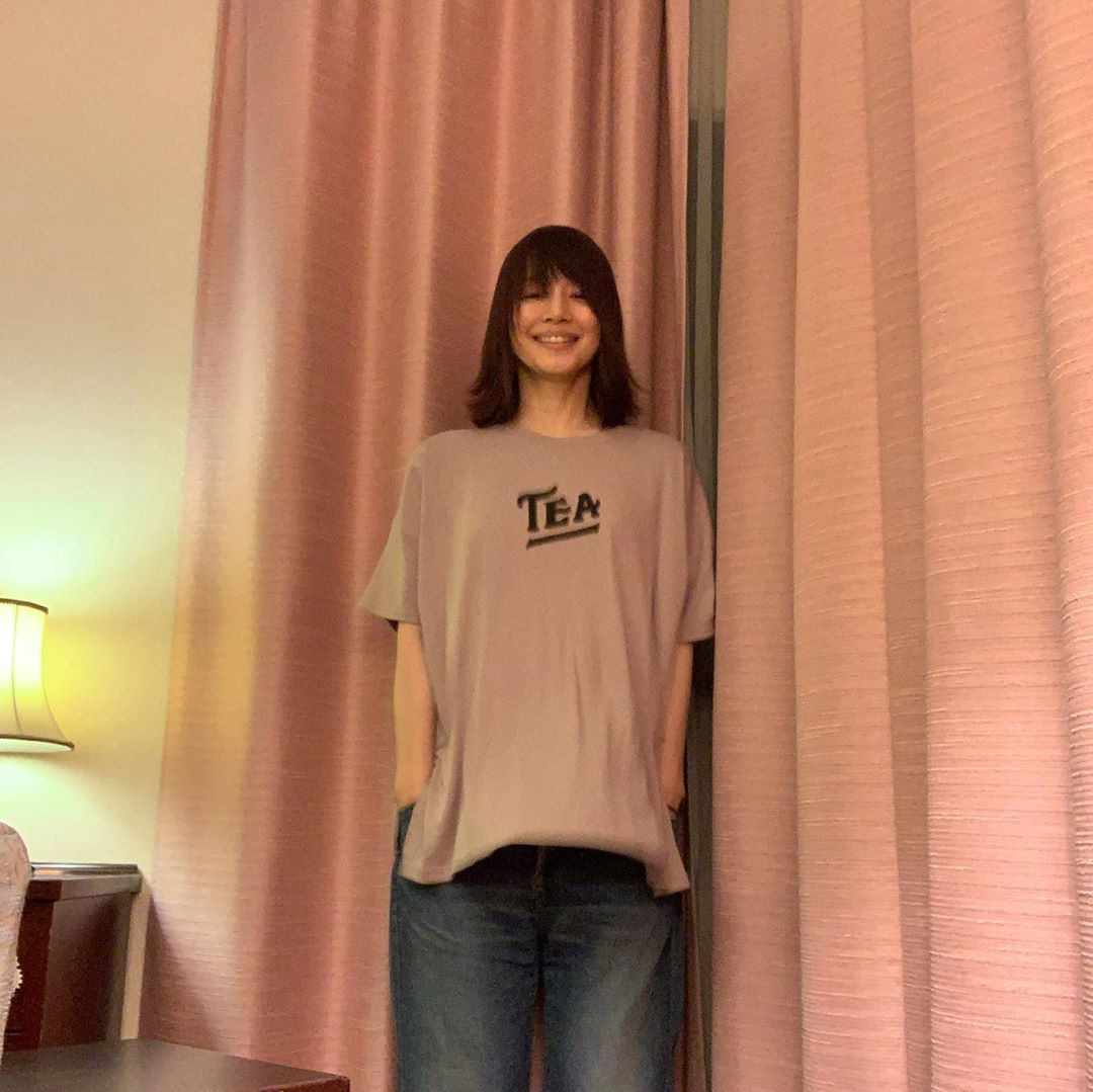 石田ゆり子: 本日は コーヒーではなく ティーです。 Tea Tシャツ。 妄想カフェTシャツ 3枚、毎日着てました。 Tシャツって奥が深い。 Tシャツ大好き。...  - WACOCA JAPAN: People, Life, Style